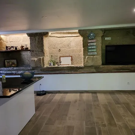 Casa de Férias Cantinho Do Mourão Familiale Com Terraço E Salamandra